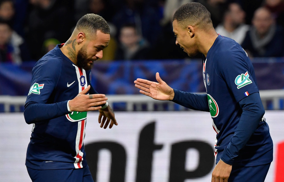  巴黎圣日耳曼客场逆转击败里昂，积分榜领跑优势扩大  