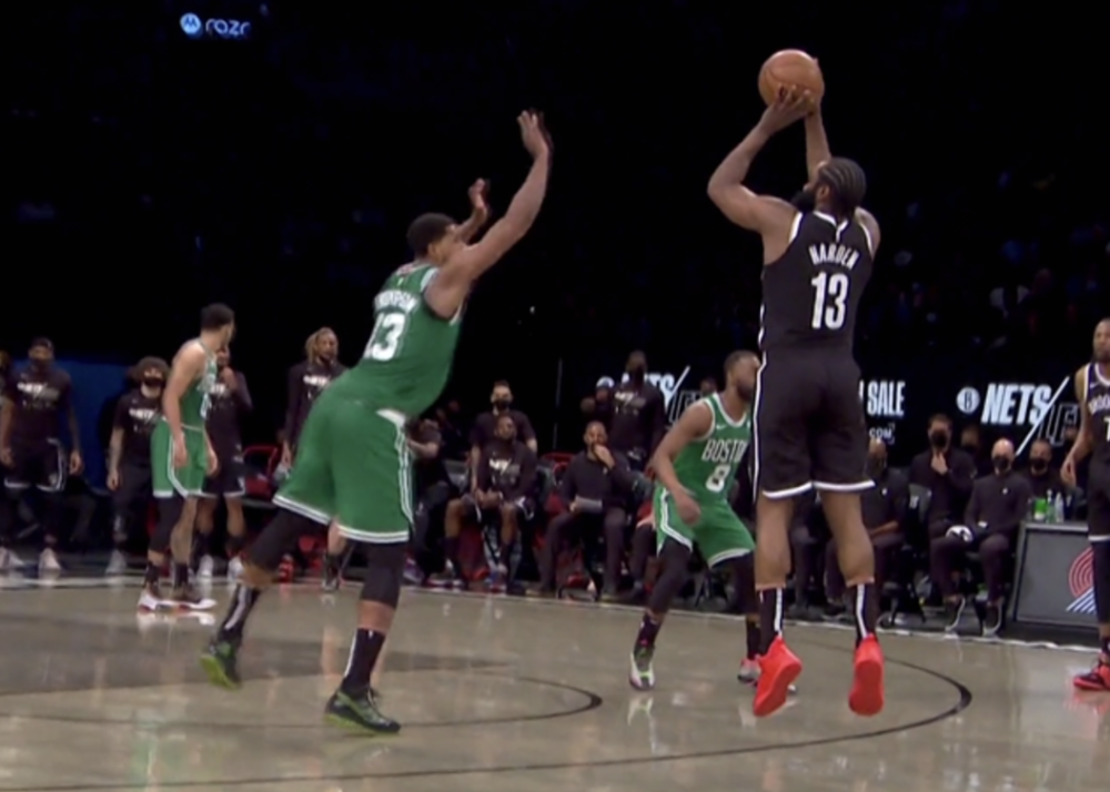  篮网主场致敬欧文，球迷嘘声中含泪告别  